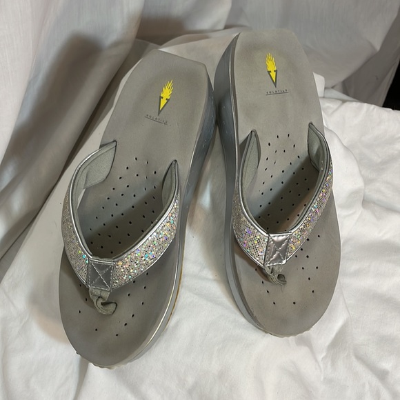 Volatile flip flops - Picture 7 of 7